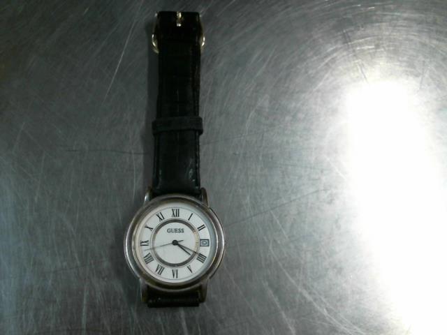 Montre quarzt fond blanc