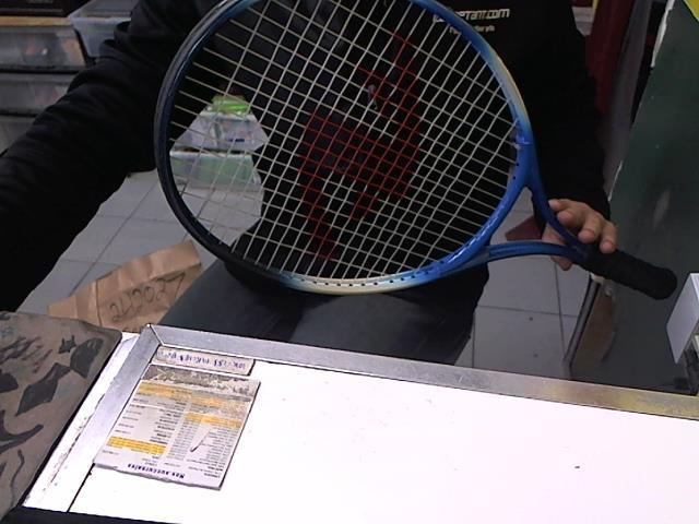 Raquette de tennis bleu