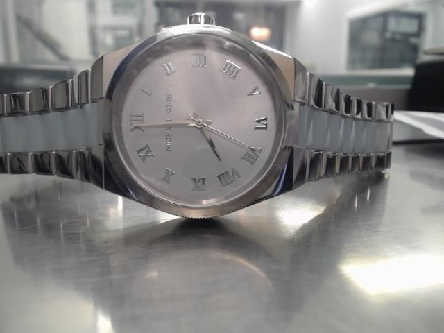 Montre fond blanc stainless