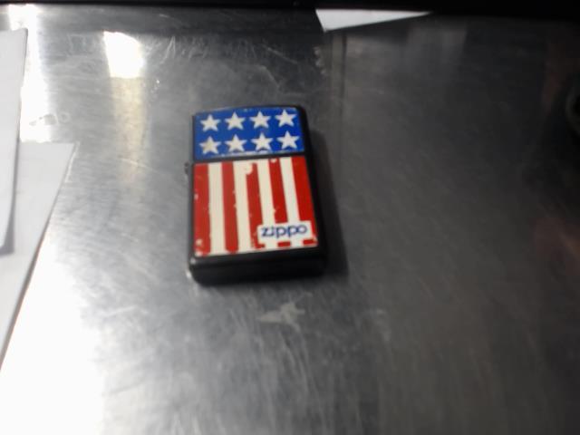 Zippo dans case avec drapeau usa