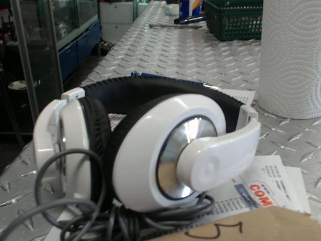 Skullcandy white aux headphone