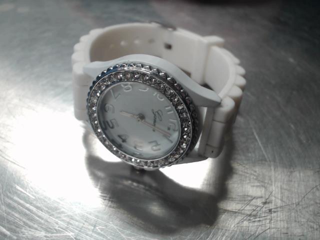 Montre femme blacelet caoutchou blanc