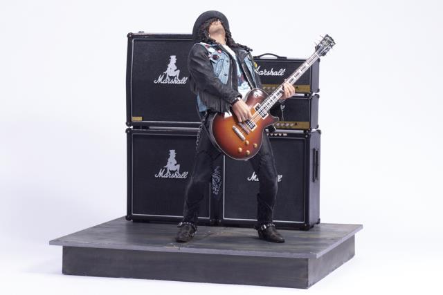 Figurine deslash