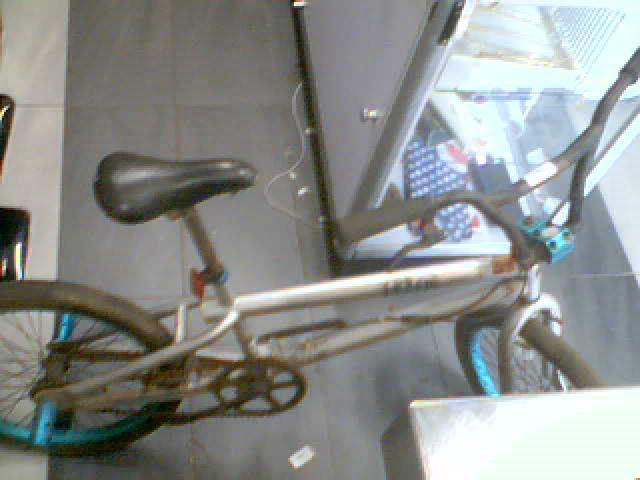 Velo bmx gris