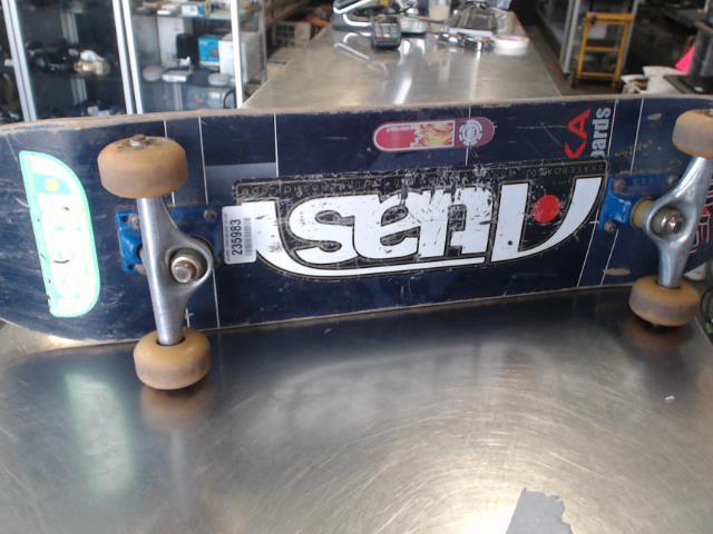 Skate complet trucks bleu board noir