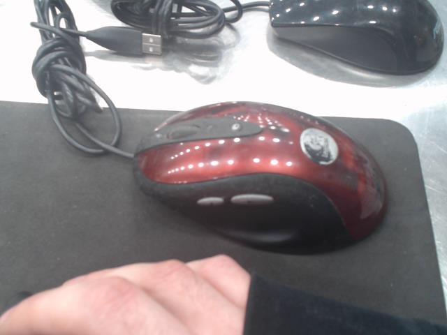 Souris aver fil rouge