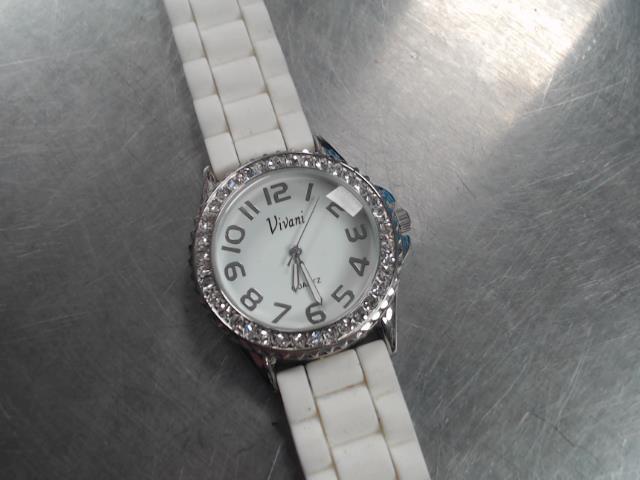 Montre avec poignet blanc