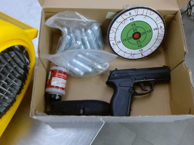 Bb gun+co2 can+ammo+target