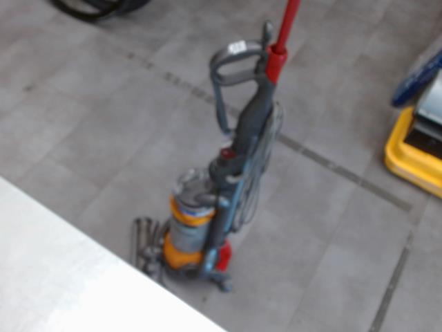 Dyson vaccum cleaner a corde