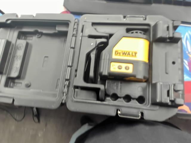 Laser dewalt dans caisse