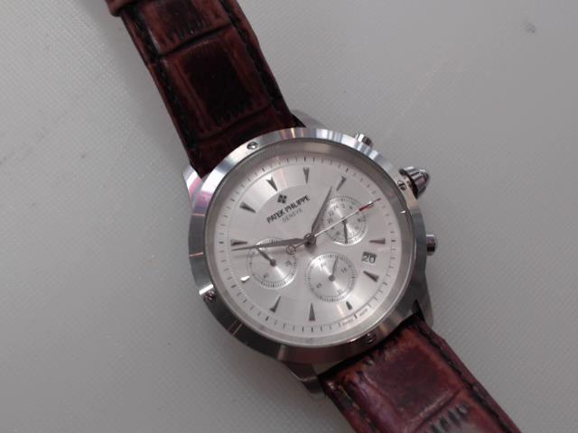 Montre patek philippe avec strap rouge