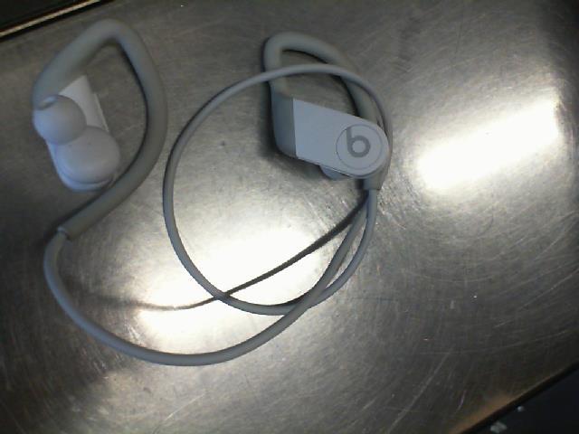 Beats in ear blanche