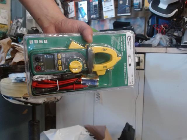 Digital clamp meter