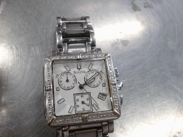 Montre bulova de femme carrer