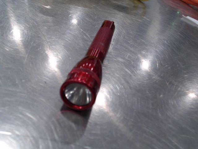 Petite lampe de poche rouge