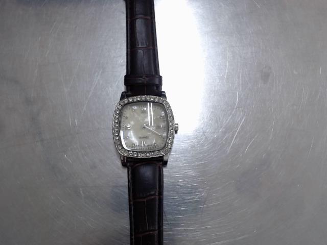 Montre quartz avec pierre