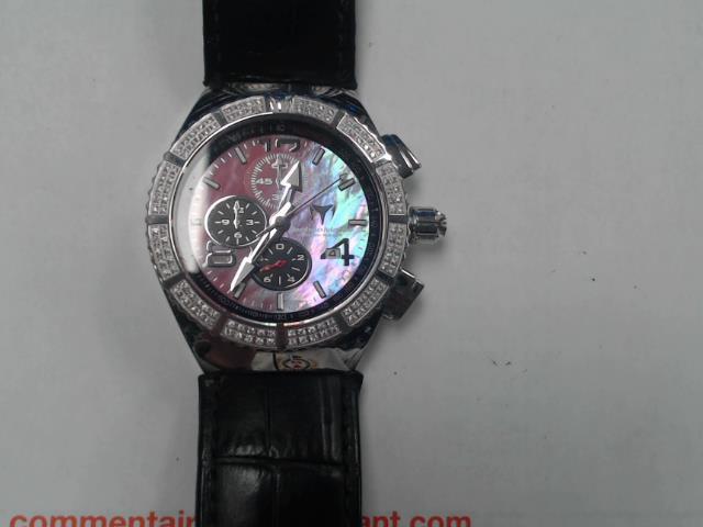 Montre rose avec diamand