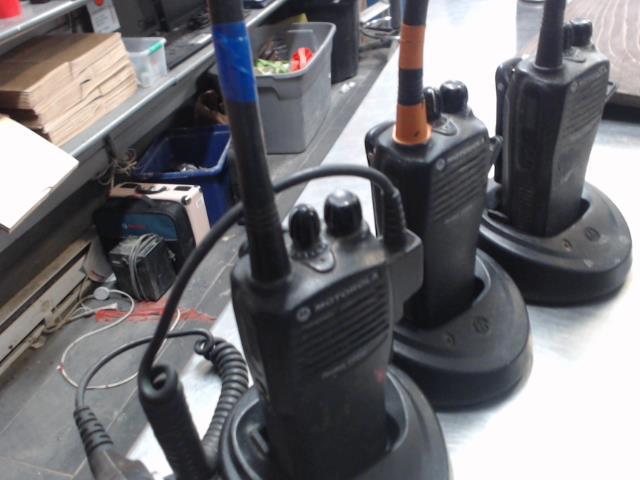 3 walkie talkie + 3 chargeur + extra bat