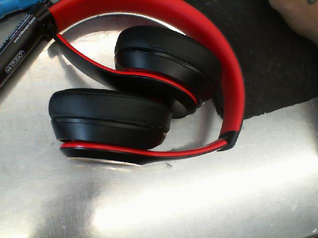 Beats bluetooth rouge et noir