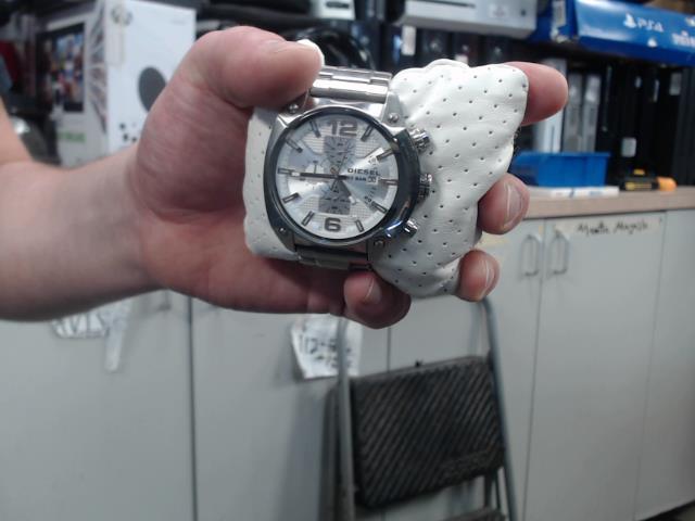 Montre argente dans boite blanche