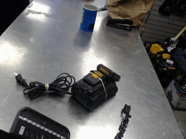 Cahrgeur dewalt + 2 batteries slim 12v