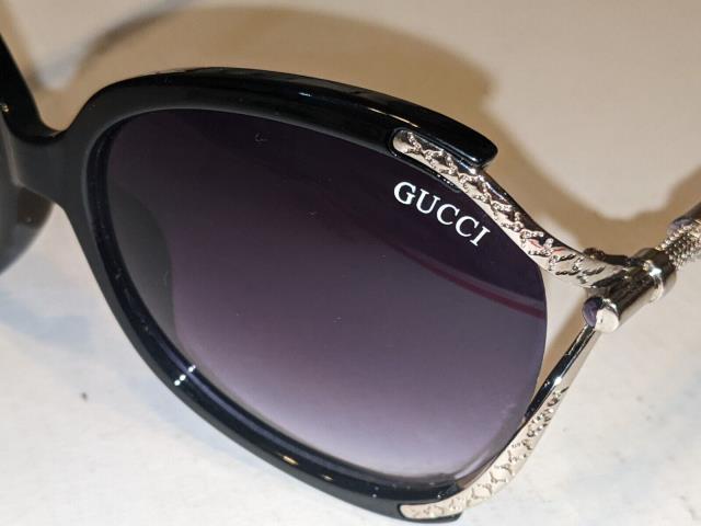 Lubette gucci avec case hors marque