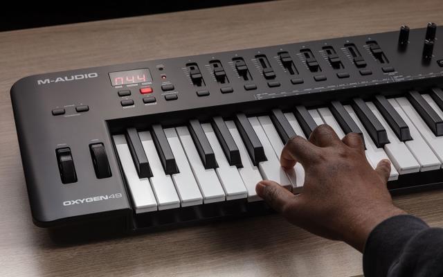 Oxygen 49 m-audio midi keyboard