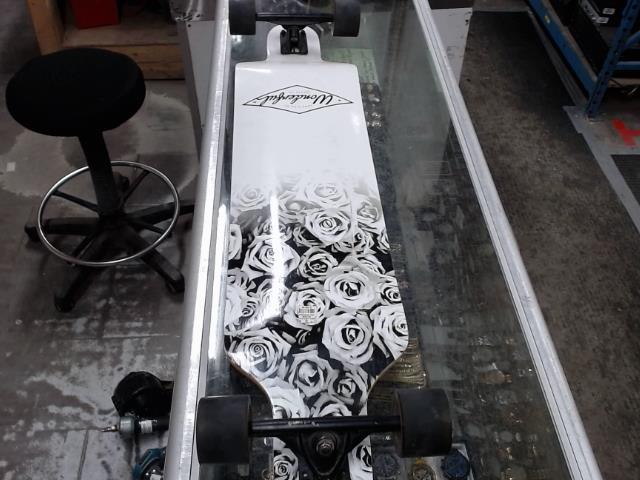 Longboard deck blanc roues noires