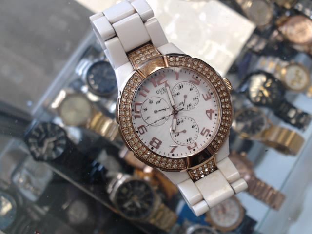 Montre en plastique guess