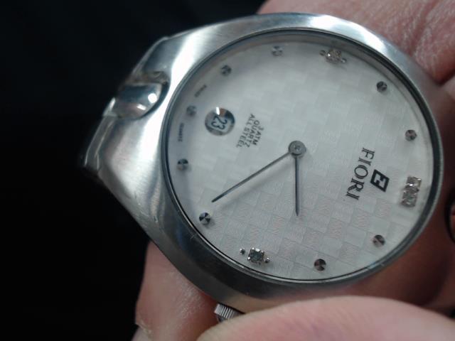 Montre stainless fond blanc