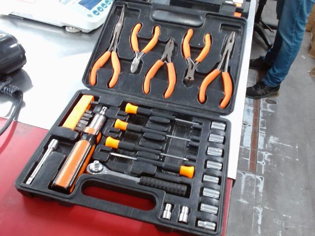 Lot d'outils manuels dans case