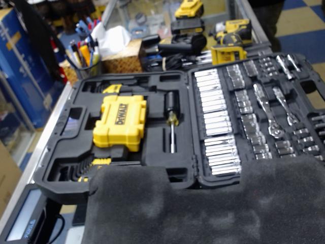 Kit 80 piece dewalt voiture