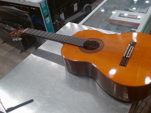 Guitare classique bien use