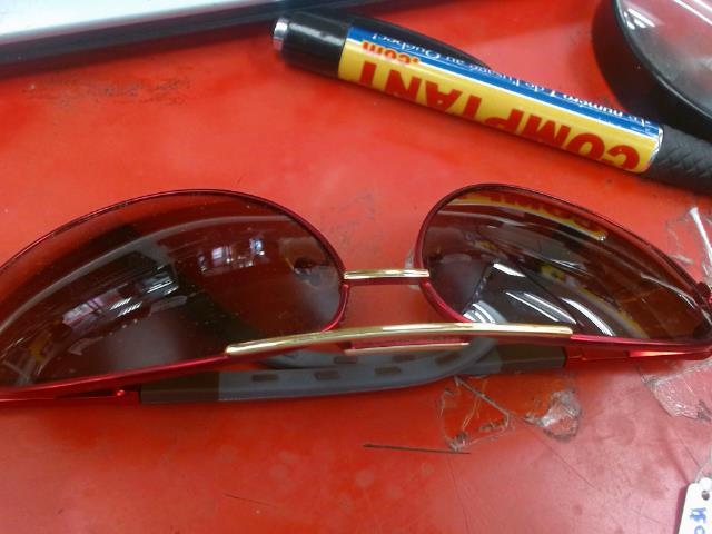 Paire des lunettes rouge