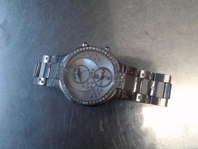 Montre luxe avec pierre style diams