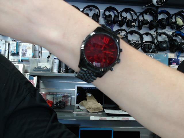 Montre noir avec vitre rouge