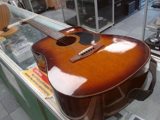 Guitare acoustique (endommage)