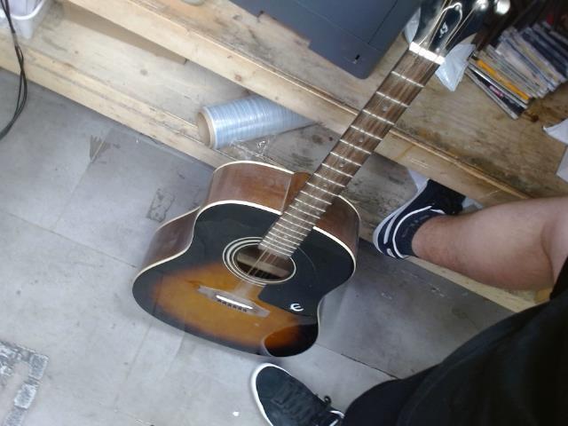 Guitar acoustic sunburst sur stand