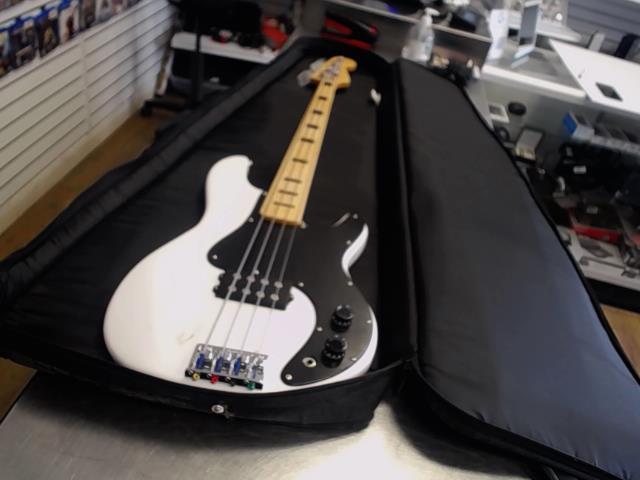 Bass ibanez blanche