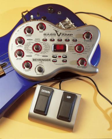 Behringer bass v amp +acc