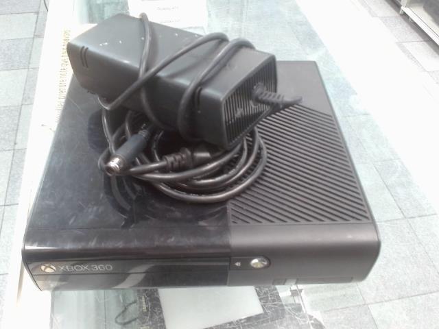 Xbox 360e 4gb + power no manette