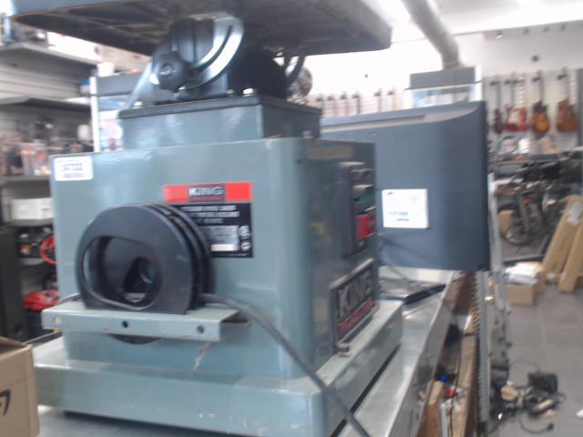 Oscilating spindle sander