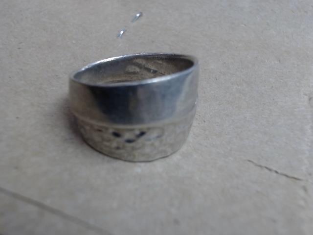 Bague avec un cote pocker un lisse