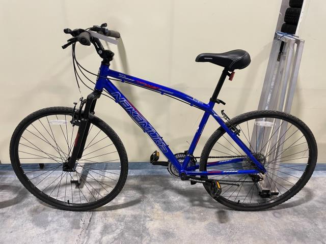 Velo de montagne bleu