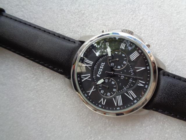 Montre noir or chiffre romain