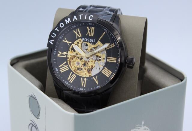 Montre noir or chiffre romain