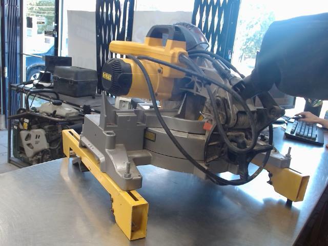 Scie a onglet dewalt 10