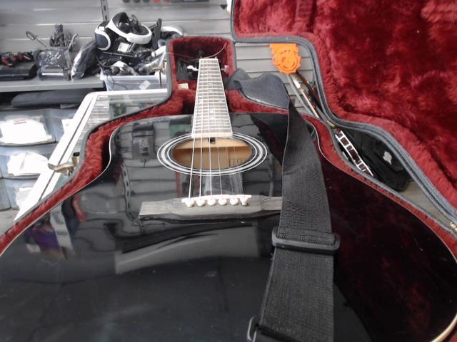 Guitare acoustique dans case acheter ici