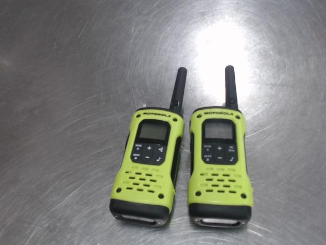 Paire de walkie-talkie no chargeur