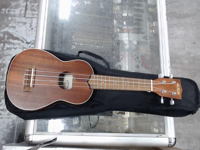 Petit ukulele avec son case